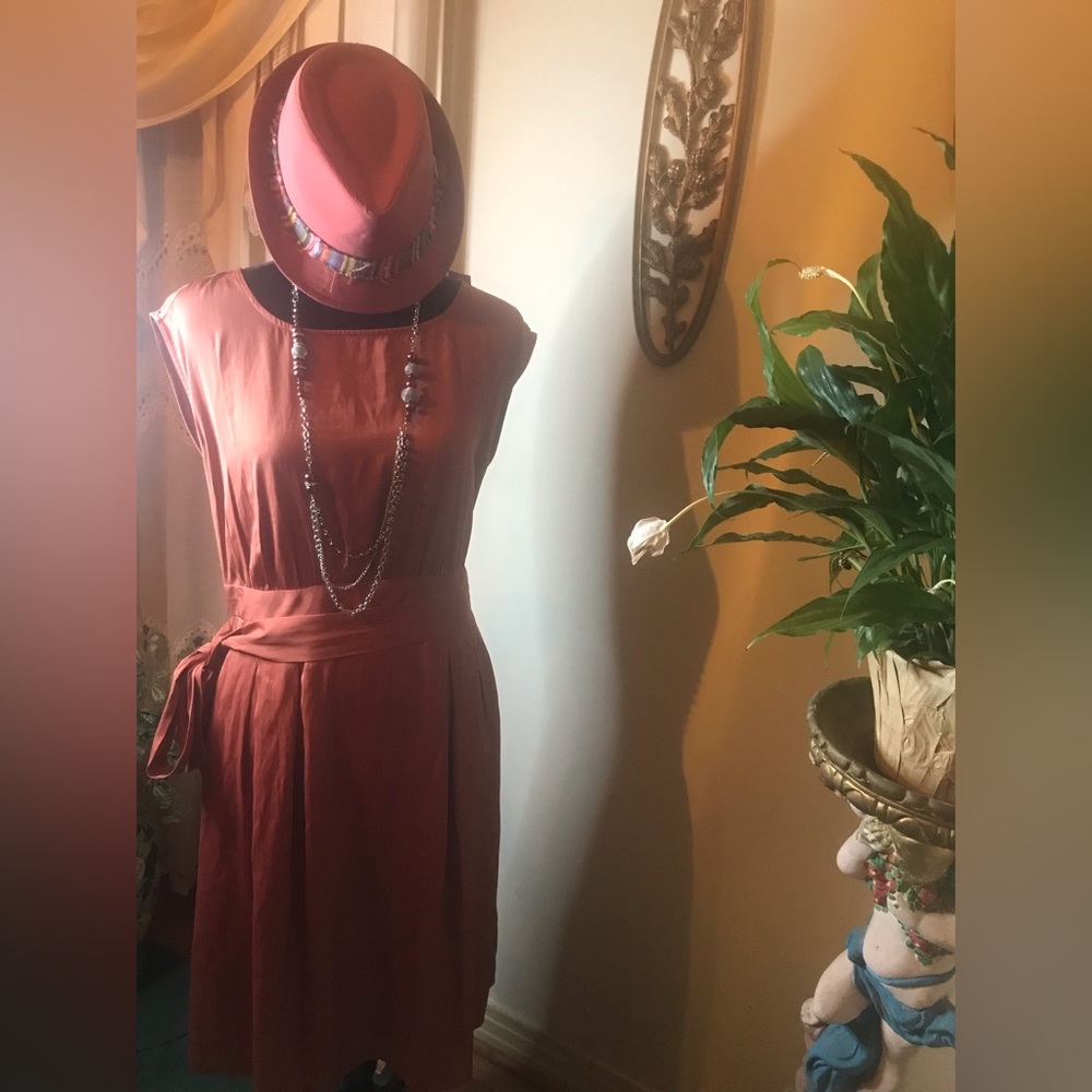 Loft Dress ,Size 6. 100% polyester .